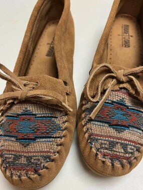 MinneTonka Moccasin brown suede, toe design, fringe + tie 9.5M